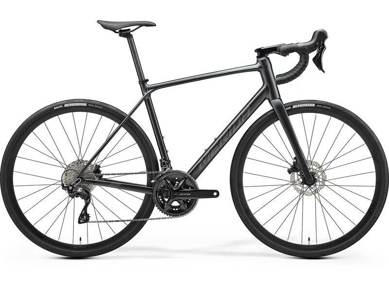 Merida Scultura Endurance 400 - Silk Black/Silver - MY25 click to zoom image